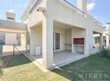 Casa · 82m² · 3 Ambientes · 1 Cochera · Casa en Venta en Chic Village
