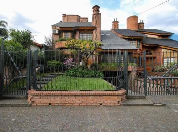 Casa · 451m² · 8 Ambientes · 3 Cocheras · Venta Casa de Gran Categoría – Villa Sarmiento – Pileta, Quincho y Jardín Premium