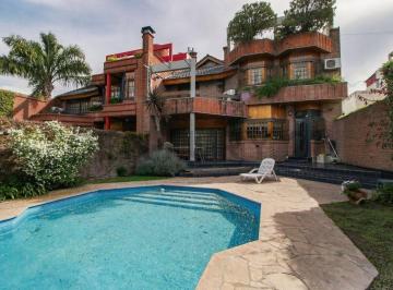 Casa · 451m² · 8 Ambientes · 3 Cocheras · Venta Casa de Gran Categoría – Villa Sarmiento – Pileta, Quincho y Jardín Premium - Acepta Permuta