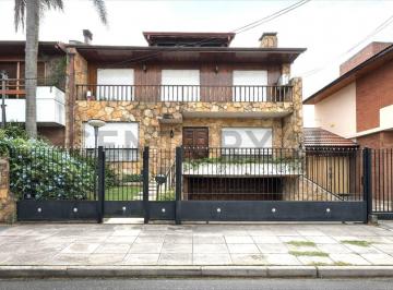 Casa · 150m² · 3 Ambientes · 2 Cocheras · Chalet en Dos Plantas con Excelente Ubicación a La Venta