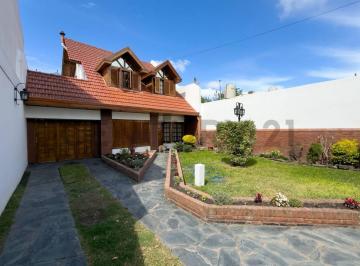 Casa · 250m² · 5 Ambientes · 3 Cocheras · Hermosa Chalet en Dos Plantas a La Venta en Quilmes Oeste