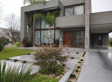 Casa · 395m² · 4 Ambientes · 4 Cocheras · Venta Casa 4 Ambientes Dependencia Abril Club de Campo Hudson