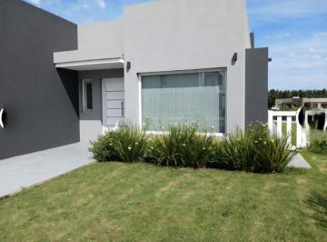 Casa · 215m² · 4 Ambientes · 1 Cochera · Venta de Casa en Barrio Privado Tierras del Mar