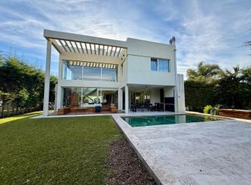 Casa de 6 ambientes, Almirante Brown · Importante Casa en Venta en Exclusivo Barrio Adrogué Chico - Oportunidad Financiacion Propietaria