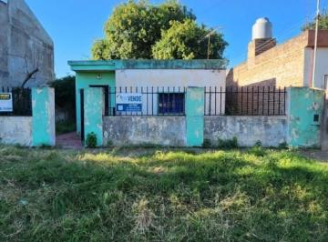 Casa · 80m² · 5 Ambientes · Casa en Venta en Calle Los Tilos a Reciclar en Amplio Lote