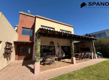 Casa · 228m² · 4 Ambientes · 5 Cocheras · Excelente Casa 4 Amb. de Estilo Moderno - Arenas del Sur - Mar del Plata