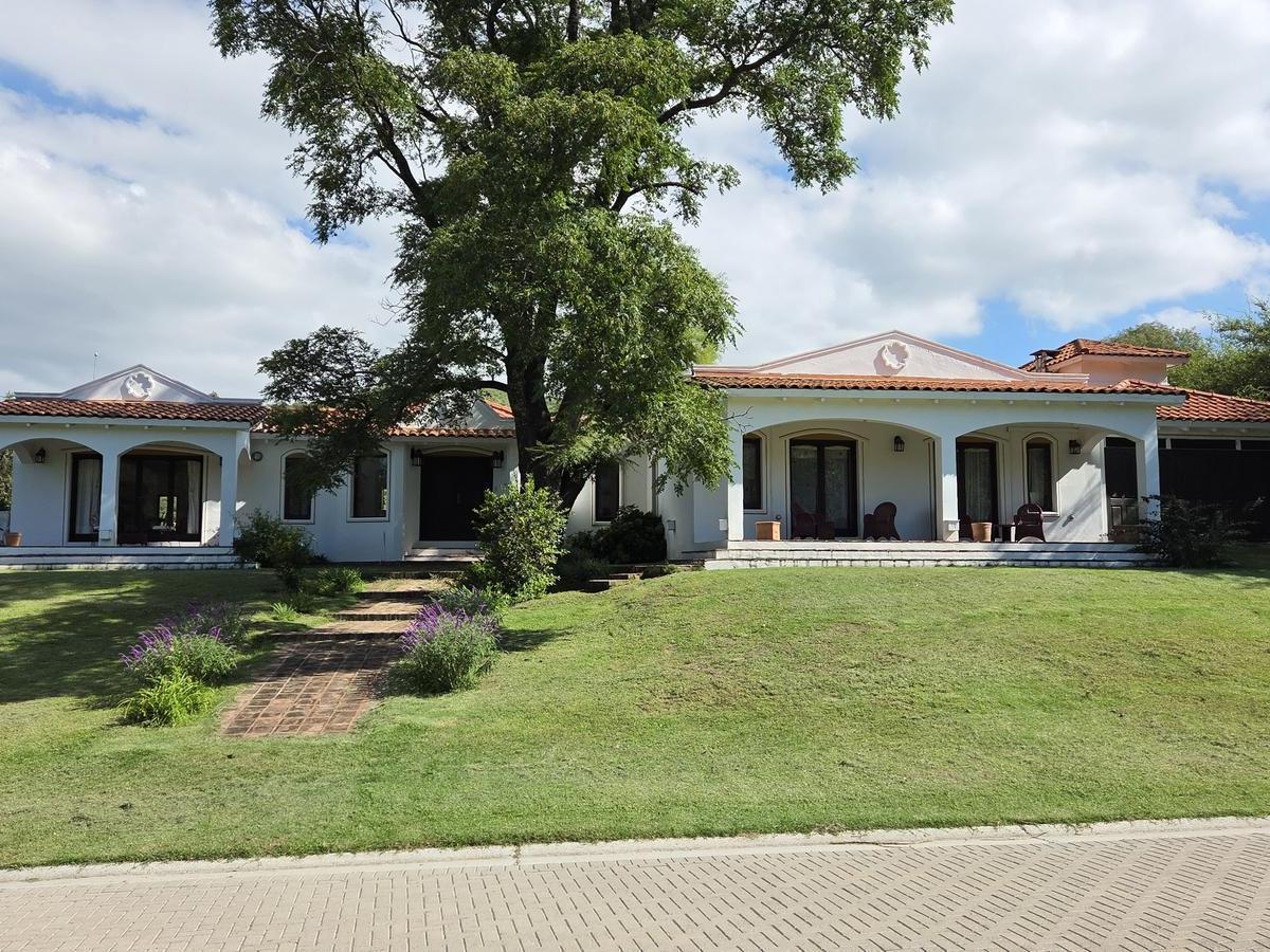 Alta Gracia | Casa en Potrerillo de Larreta con Vista al Golf y 1600 m²