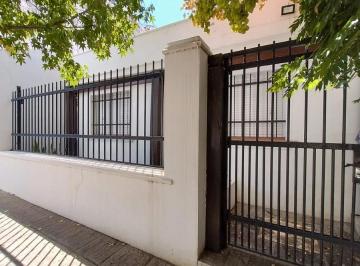 Casa · 140m² · 6 Ambientes · 3 Cocheras · Alquiler de Casa de 3 Dorm. en Calle del Milagro Al 200, Salta Capital