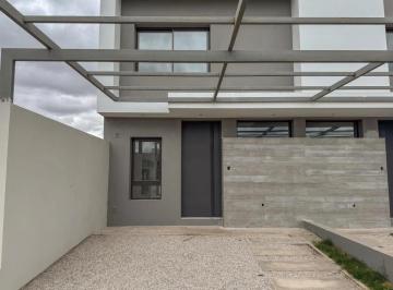Casa · 135m² · 4 Ambientes · 1 Cochera · Casa en Docta