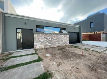 Casa · 143m² · 6 Ambientes · 2 Cocheras · Casa en Rincones de Manantiales