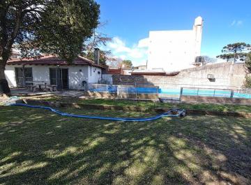 Casa · 170m² · 7 Ambientes · 2 Cocheras · Casa Quinta Sobre Doble Lote (830 M²) con Pileta y Quincho Vip – Potencial Vivienda o Eventos