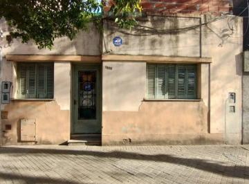 Casa · 66m² · 3 Ambientes · Venta | Permuta - Casa Al Frente Para Reciclar Excelente Zona