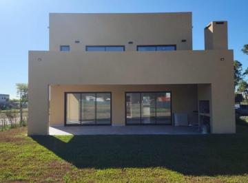 Casa · 150m² · 4 Ambientes · 4 Cocheras · Casa en Alquiler en Santa Sofía, Pilar del Este, Pilar