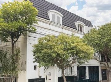Casa de 5 ambientes, Rosario · Importante Casa 4 Dorm. – Zona Plaza Jewell – Quincho, Parrillero y Balcón – 260 m²