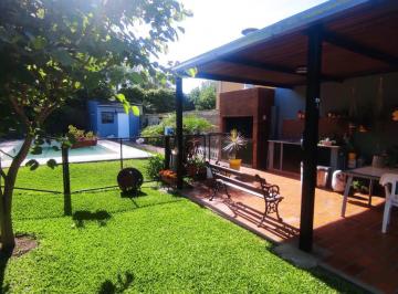 Casa · 132m² · 6 Ambientes · 2 Cocheras · Casa con Piscina a m de Còrdoba