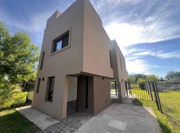 Casa · 285m² · 2 Dormitorios · 2 Cocheras · Excelente Casa a Estrenar 2 Dorm.!