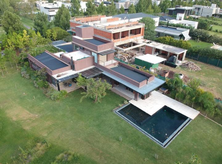 Casa · 300m² · 3 Dormitorios · 4 Cocheras
