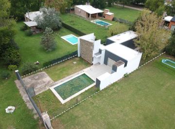 Casa · 416m² · 5 Ambientes · 1 Cochera · Hermosa Casa en Bariro "El Descanso" Rodeada de Árboles!