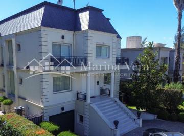 Casa de 7 ambientes, Quilmes · Venta// Imponente Casa de 7 Ambientes en Quilmes
