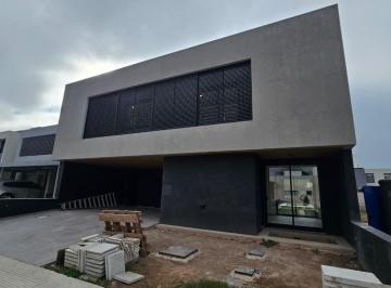 Casa · 360m² · 3 Ambientes · 2 Cocheras · Casa Premium en La Luisita Estrenar 3 Dorm.