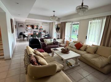 Casa · 242m² · 5 Ambientes · Casa en Alquiler Campos de Roca I