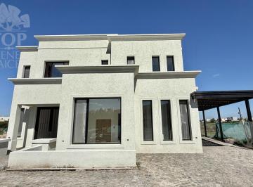 Casa · 240m² · 6 Ambientes · Casa en Venta en Canton Golf