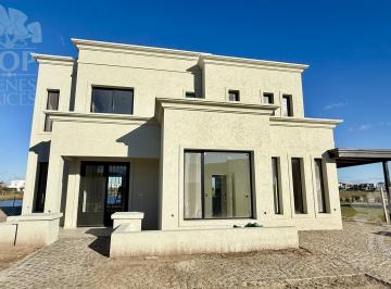 Casa · 240m² · 6 Ambientes · Casa en Venta en Canton Golf