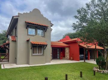 Casa · 320m² · 4 Ambientes · 3 Cocheras · Venta| Exclusiva Casa en Villa General Belgrano con Pileta y Seguridad 24 Hs. - Tho