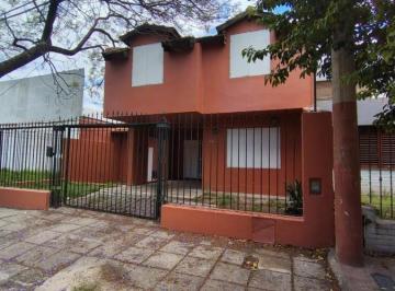Casa · 205m² · 4 Ambientes · Vendo Casa 3 Dorm. con Pileta a 1 Cuadra Av Ricchieri