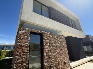 Casa · 240m² · 4 Ambientes · 4 Cocheras · Venta Casa 4 Ambientes en Castaños