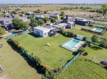 Casa · 166m² · 3 Ambientes · 1 Cochera · Casa en Venta de 2 Dorm. con Piscina en Punta Chacra Roldan
