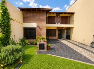 Casa de 7 ambientes, Rosario · Casa 4 Dorm. con Pileta, Jardín y Cochera - Apto Credito - Financiacion | Av Perón 3300
