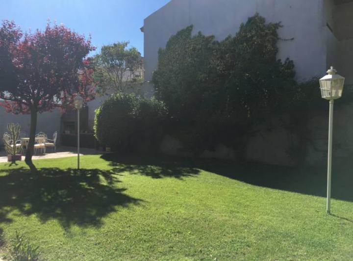 Casa · 270m² · 5 Dormitorios · 2 Cocheras