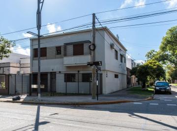 Casa · 248m² · 10 Ambientes · 1 Cochera · Venta - Gran Casa Sobre Bv Oroño de 4 Dorm. con Jardín y Pileta.