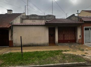 Casa de 4 ambientes, Lanús · Casa de Corte Antiguo a Reciclar - Lote 8.66 X 30