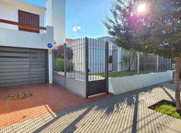 Casa · 224m² · 5 Ambientes · 2 Cocheras · Venta Casa 4 Dorm. Apta Credito Frente Plaza