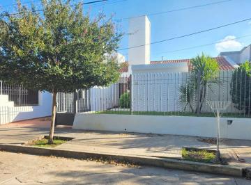 Casa · 224m² · 5 Ambientes · 2 Cocheras · Venta Casa de 4 Dorm. Apta Credito Frente Plaza