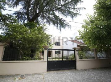 Casa · 150m² · 5 Ambientes · 4 Cocheras · Casa en Venta en La Plata 3 Dorm. con Verde y Pileta