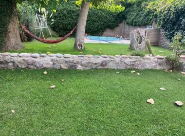 Casa · 350m² · 5 Ambientes · 1 Cochera · ¡Oportunidad Única! Casa de Una Sola Planta en El Corazón del Barrio Sanidad.