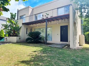 Casa · 242m² · 4 Ambientes · Casa en Venta 3 Dorm. Lote en Esquina en Sauces Nordelta