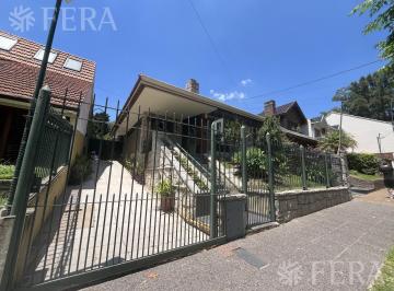 Casa · 137m² · 3 Ambientes · 2 Cocheras · Venta de Casa 3 Ambientes con Jardín y Cochera en Bernal