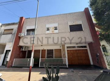 Casa · 400m² · 7 Ambientes · 4 Cocheras · Casa 4 Dorm. en Venta La Plata| 600 m² Lote| Pileta Cubierta|apta Profesional