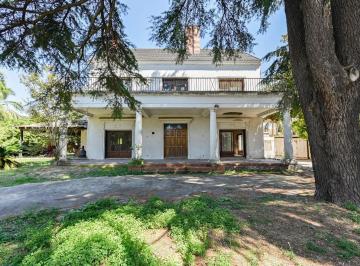 Casa · 900m² · 7 Ambientes · 5 Cocheras · Casa en Venta a Refaccionar en Martinez, San Isidro
