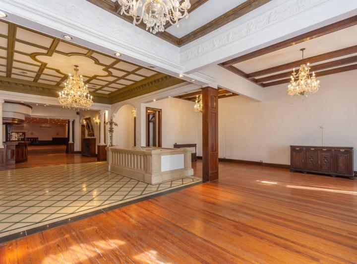 Local comercial · 1026m² · 6 Ambientes · 35 Cocheras
