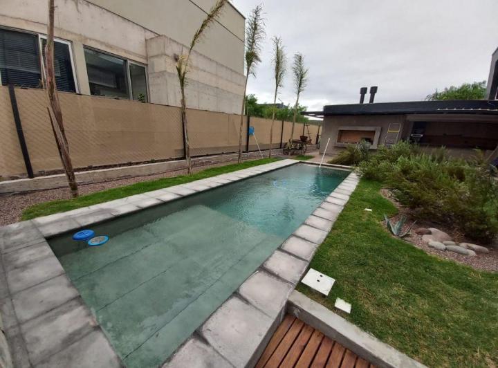 Casa · 380m² · 6 Ambientes · 3 Cocheras