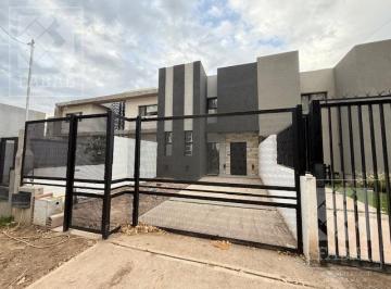 Casa · 124m² · 4 Ambientes · 1 Cochera · Casa Venta Los Plátanos, Cipolletti, 3 Dorm., 2 Baños, Patio y Cochera