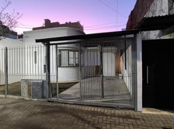 Casa de 3 ambientes, Berazategui · Propiedad en Alquiler en Centro de Berazategui, Calle 13 y 149