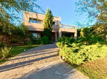 Casa · 1015m² · 4 Dormitorios · 2 Cocheras · Casa en Puerto Roldan