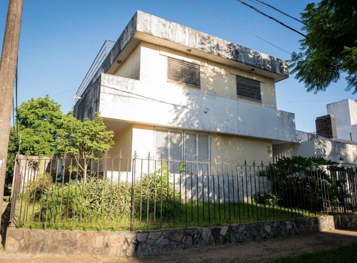 Casa · 200m² · 5 Ambientes · 2 Cocheras