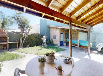 Casa · 75m² · 3 Ambientes · 1 Cochera · Casa en Venta de 3 Ambientes en Villa Adelina con Jardín
